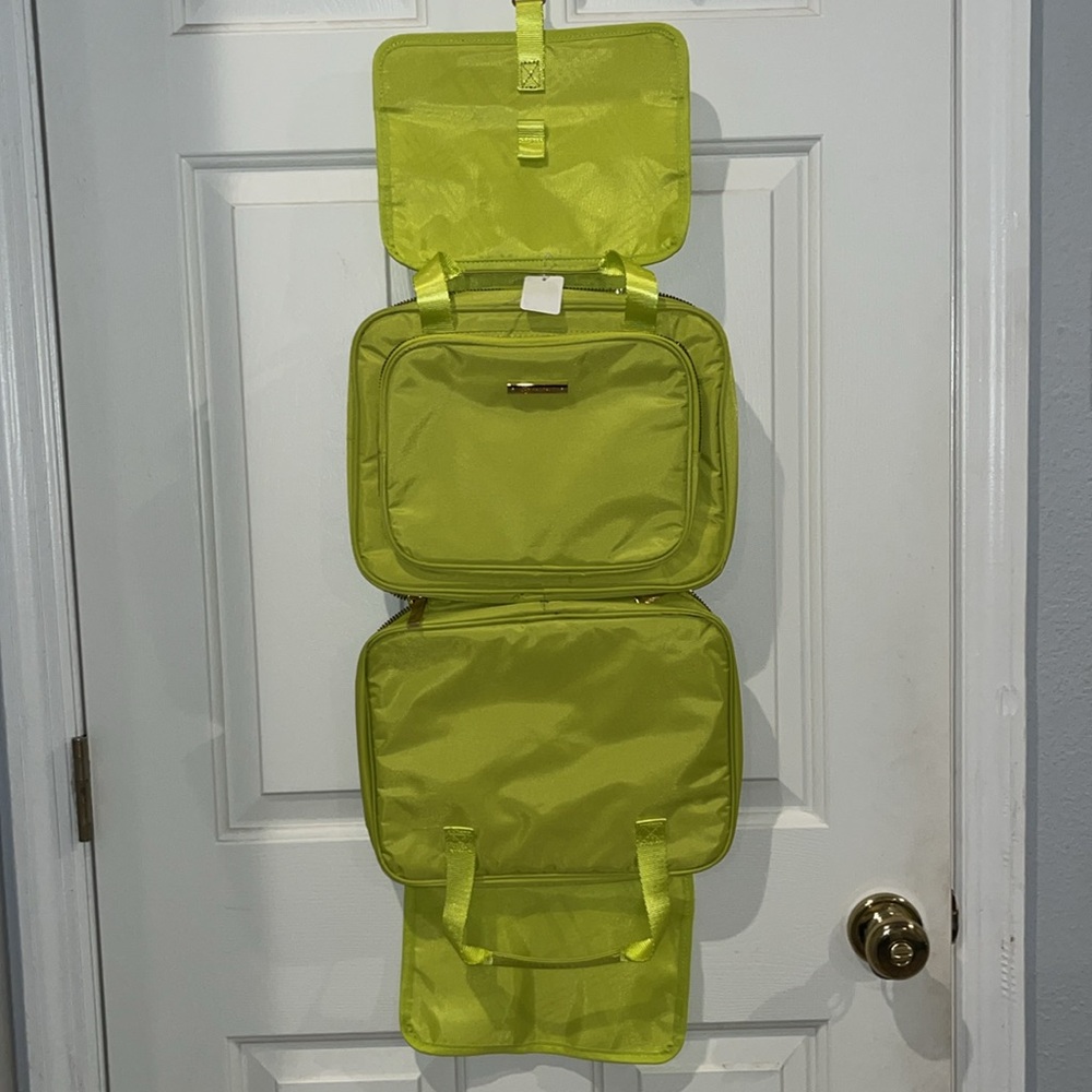 For your traveling needs great toiletry bag plenty of room! Vibrant color, green - Picture 10 of 14